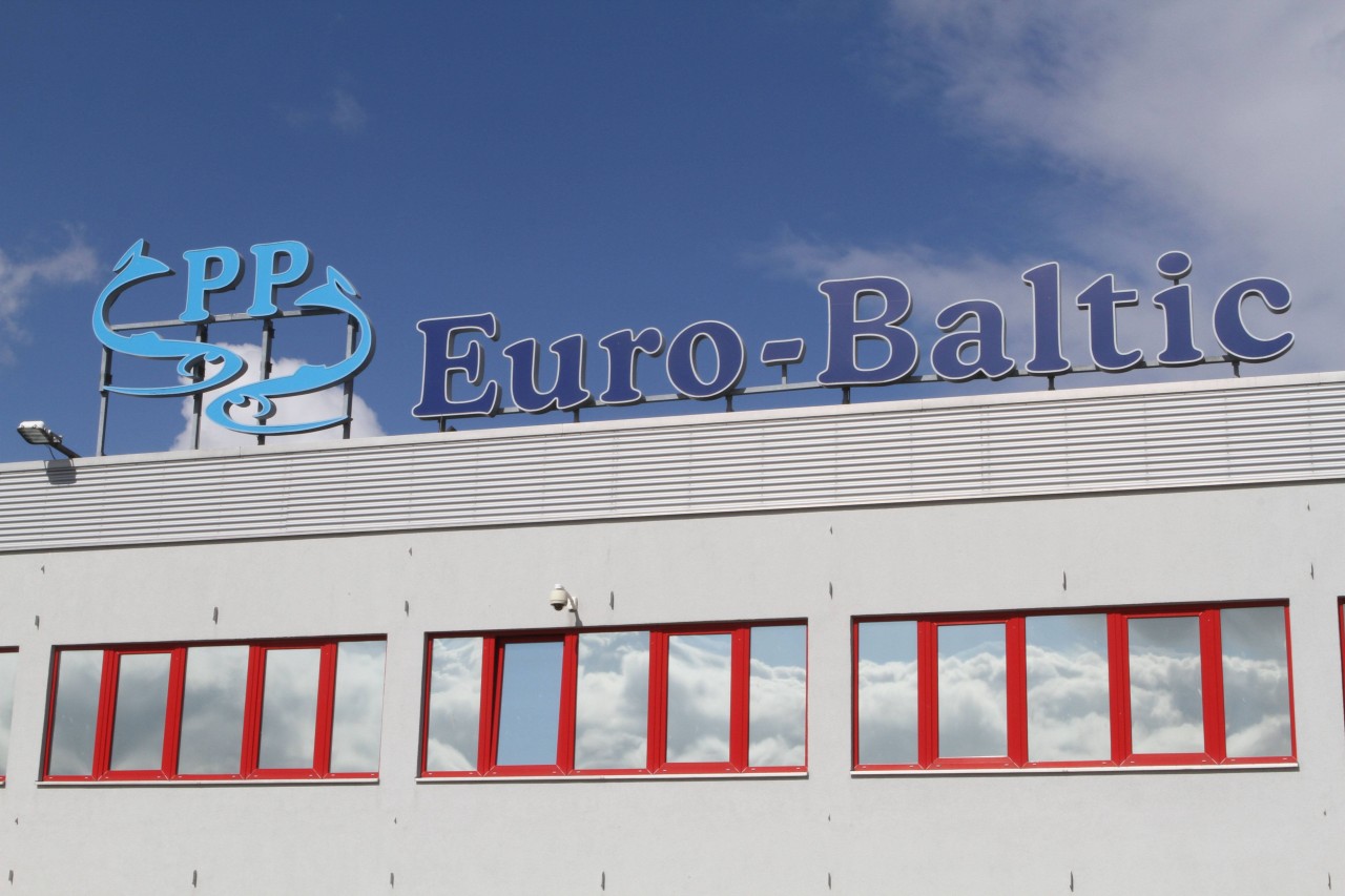 Logo der Firma Euro-Baltic Fischverarbeitungs GmbH auf Rügen.