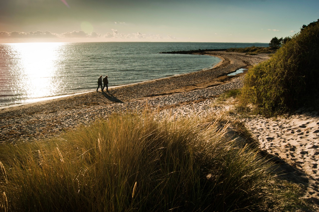 Ein paar am Strand von Rügen an der Ostsee.