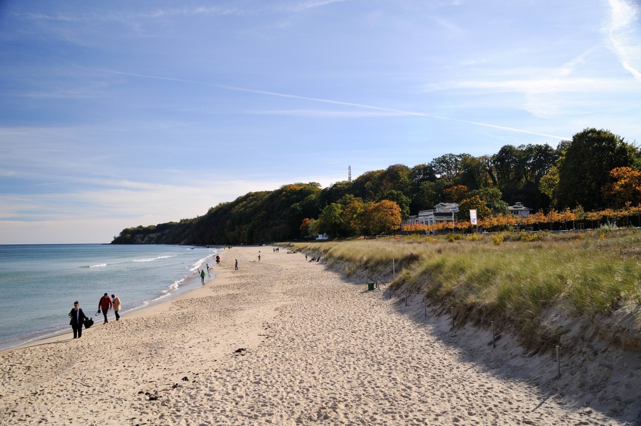 Menschen spazieren am Strand von Göhren auf Rügen (Symbolfoto).