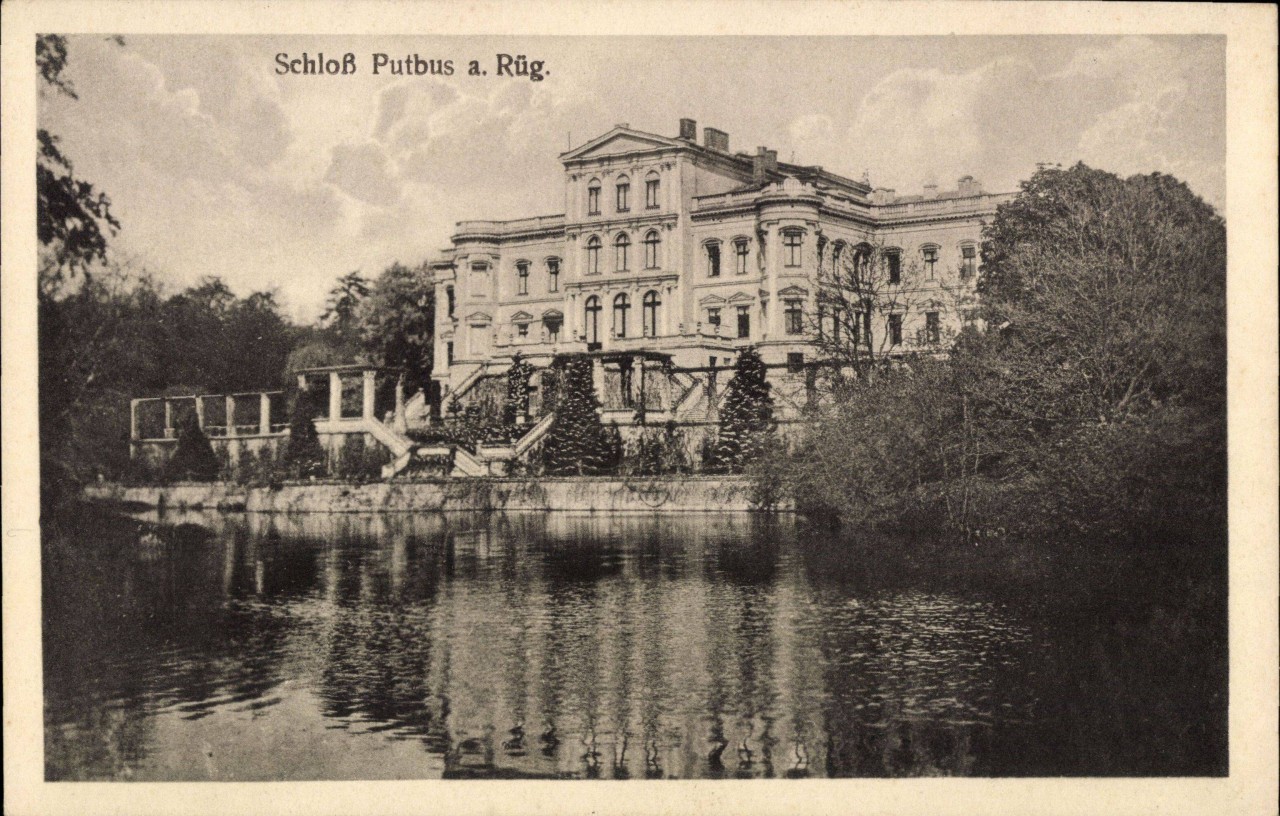 Eine historische Aufnahme des Schloss Putbus auf der Insel Rügen. 