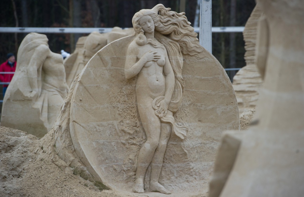 Die Sandskulpturen auf Usedom locken viele Besucher an. 