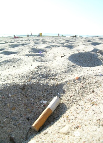 Mit Kippen am Strand soll bald Schluss sein. 