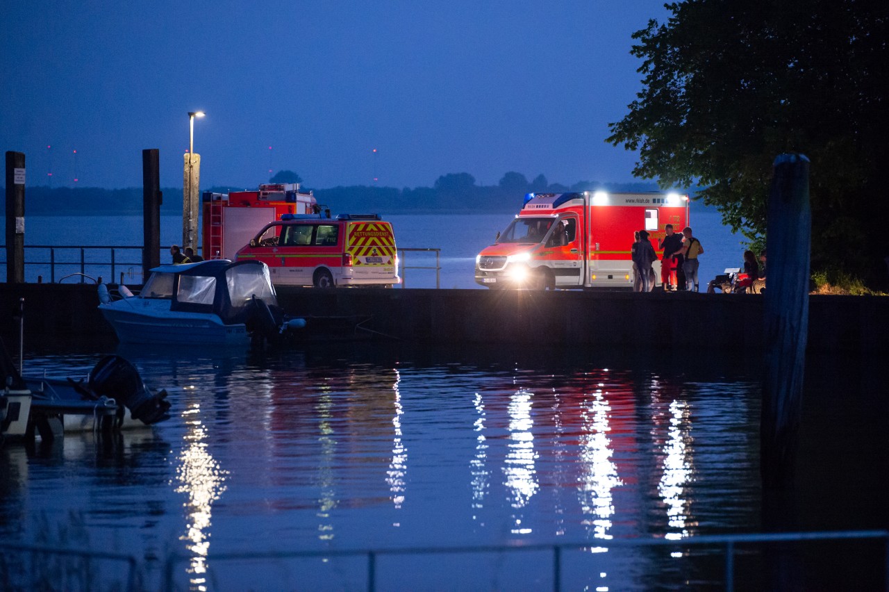 Am Samstag und Sonntag suchten Polizei und Wasserschutzpolizei, Feuerwehr, DLRG sowie Taucher und Hubschrauber nach dem Mädchen.