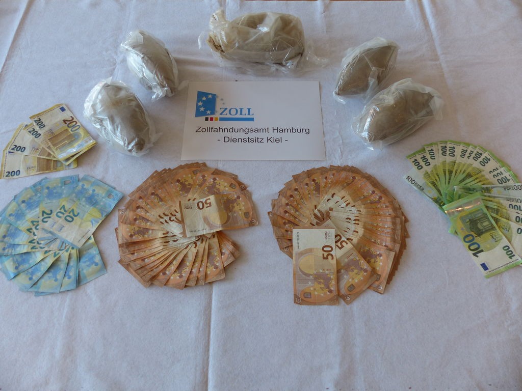Das in Kiel in Schleswig-Holstein gefundene Bargeld und das Heroin.
