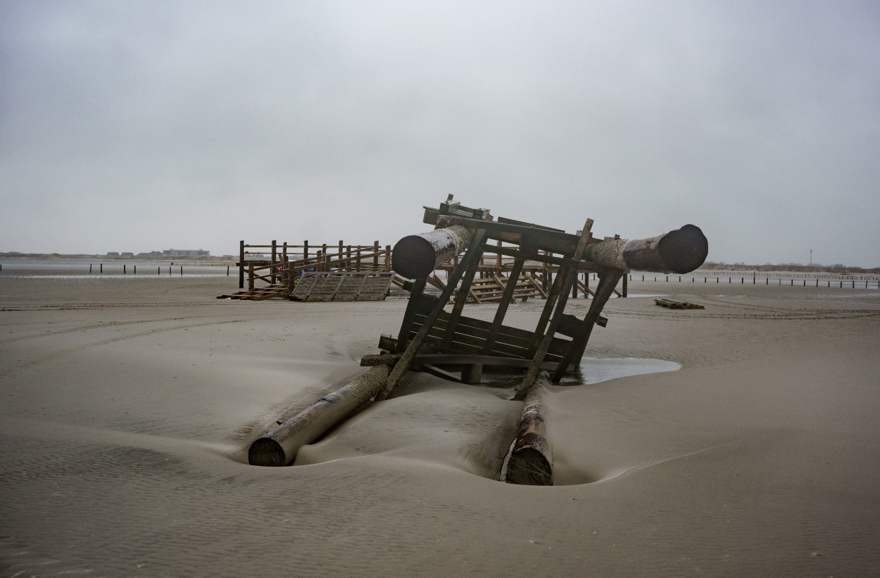 Mehr als etwas Wind: Vom Sturm zerstörte Holzplattformen liegen auf dem Strand von St. Peter-Ording.