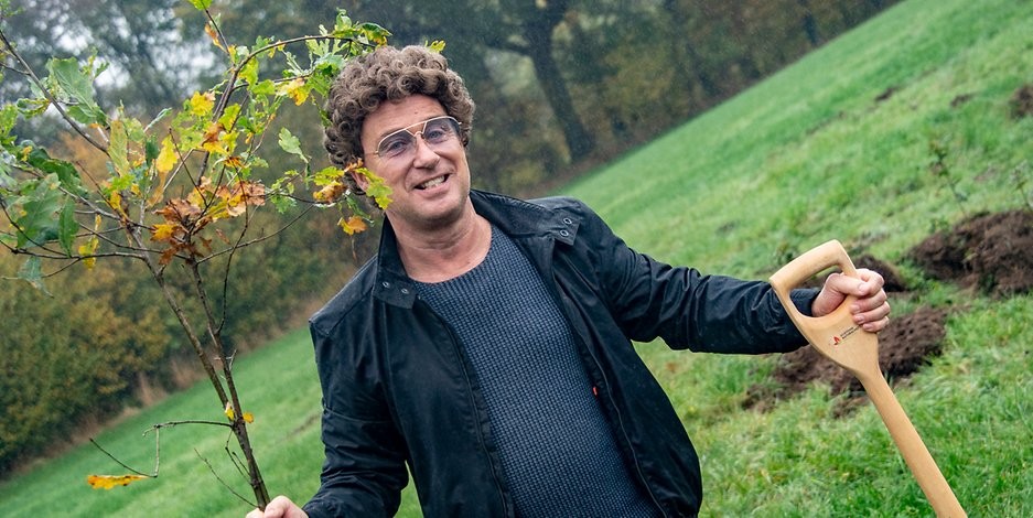 Star-Comedian pflanzt stolz den ersten Baum seines „Atze-Waldes“