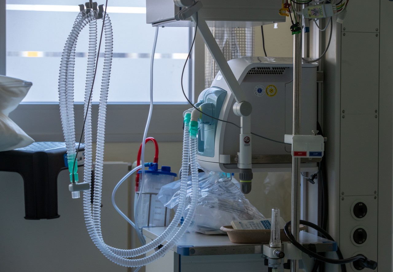 Schläuche eines Beatmungsgerätes hängen an einem Bett in einem Zimmer der Intensivstation in der Helios-Klinik.