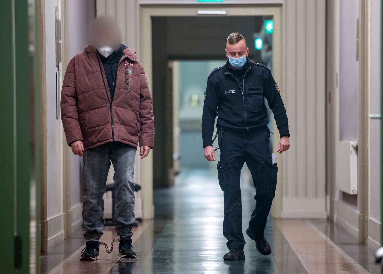 Mit einer Fußfessel wird der Angeklagte in den Verhandlungssaal im Landgericht Schwerin geführt.