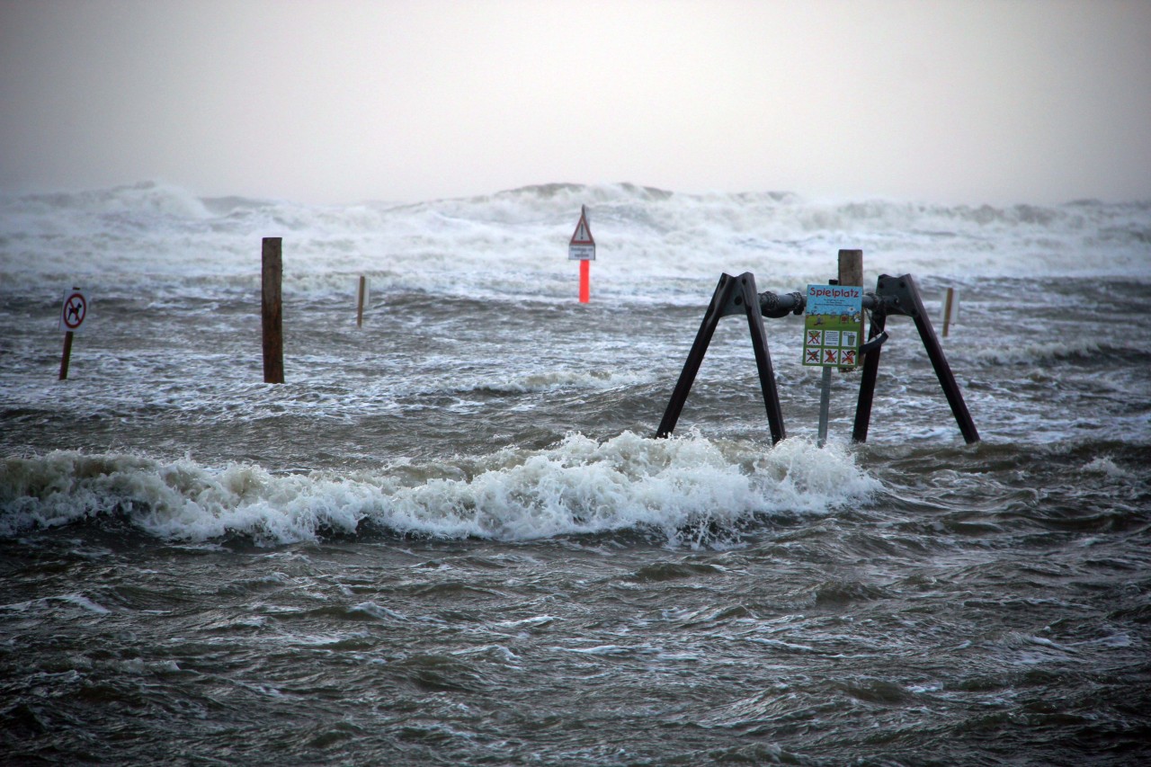 Eine Sturmflut überschwemmt den Strand von Sankt Peter-Ording (SPO). 