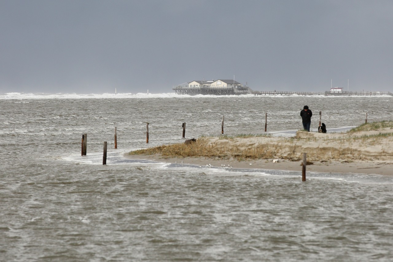 Der Strand von Sankt Peter-Ording (SPO) ist bei Hochwasser überschwemmt.
