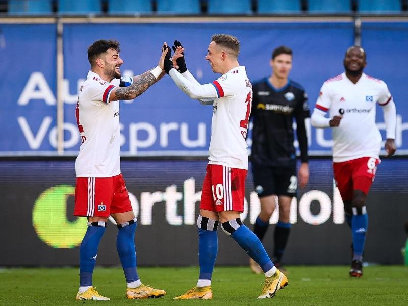 Sonny Kittel und Torschütze Tim Leibold (l) feiern das 2:0 gegen den SC Paderborn.