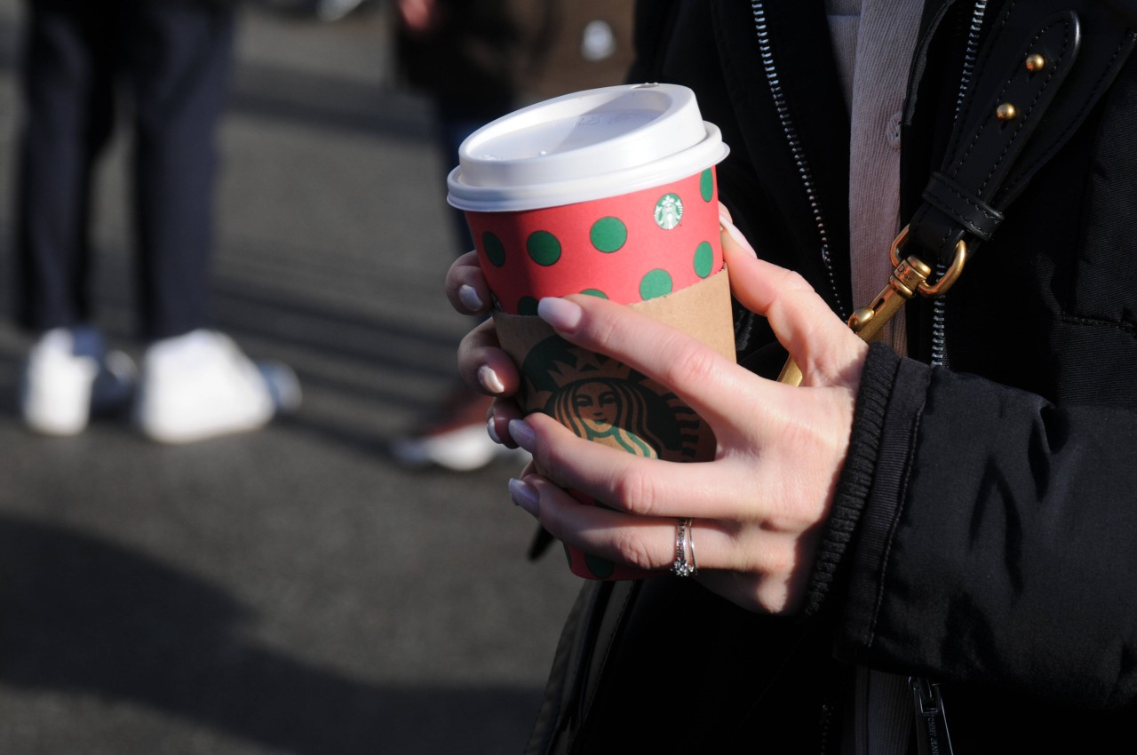 Bei der Kaffee-Kette Starbucks heißt es vorerst: Zurück zum Pappbecher, Recycling muss pausieren (Symbolbild)