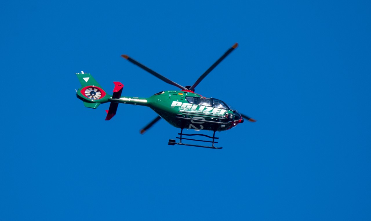 Unter anderem mit einem Hubschrauber fahndet die Polizei Stralsund nach dem Jungen und dem Transporter.