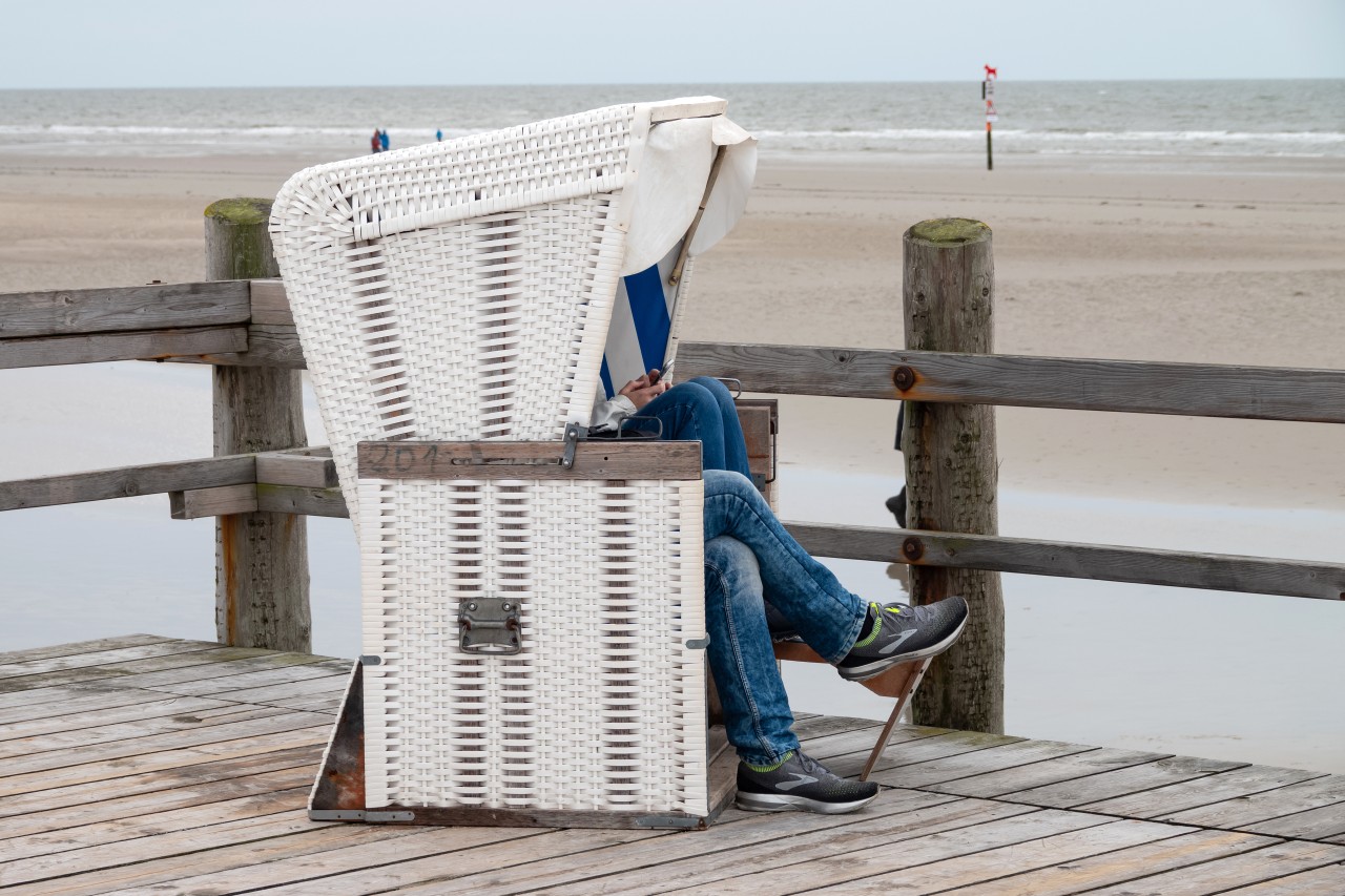 Nur noch wenige Strandkörbe stehen in Sankt Peter-Ording. 