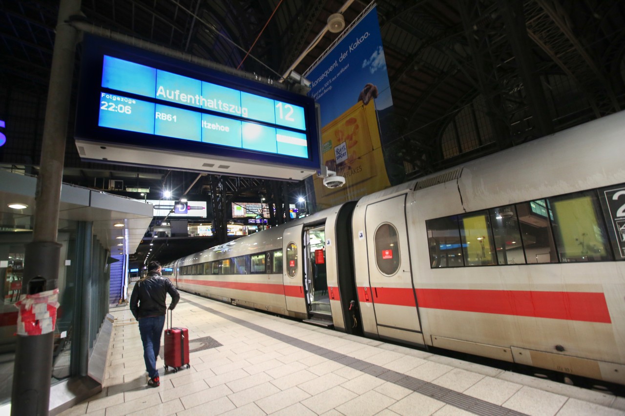 Wegen der erheblichen Schäden durch den Sturm sind Zugfahrten im Norden und in Hamburg auch am Montag kaum möglich (Symbolbild).