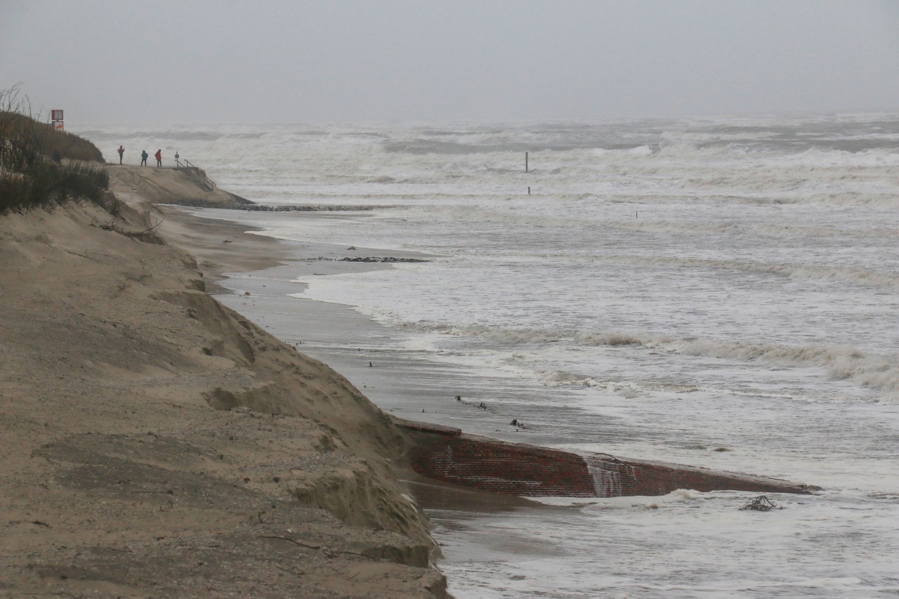  Blick auf den Strand und die Abbruchkante auf der Insel Wangerooge beim Durchgang des Sturmtiefs „Ylenia“.