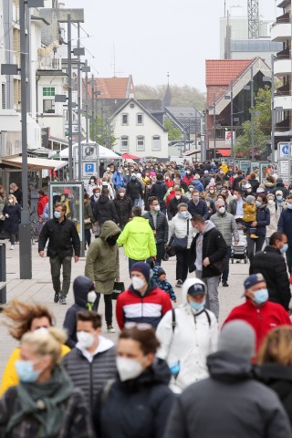 Trotz Regen und starken Windböen waren an Pfingsten zahlreiche Sylt-Urlauber in der Westerländer Innenstadt unterwegs