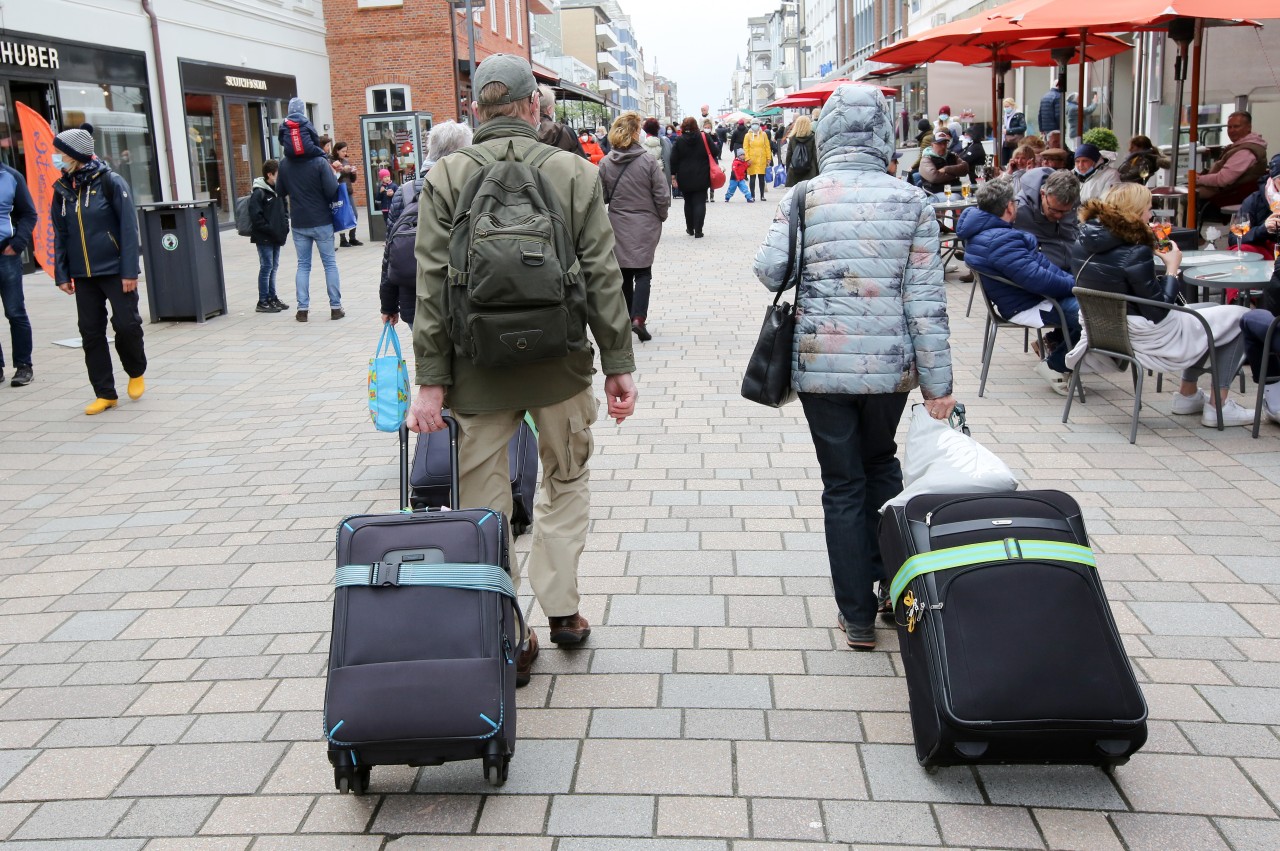 Reisende sind in der Westerländer Innenstadt auf Sylt unterwegs. 
