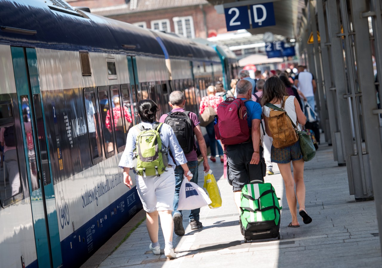 Reisende am Bahnhof Westerland.