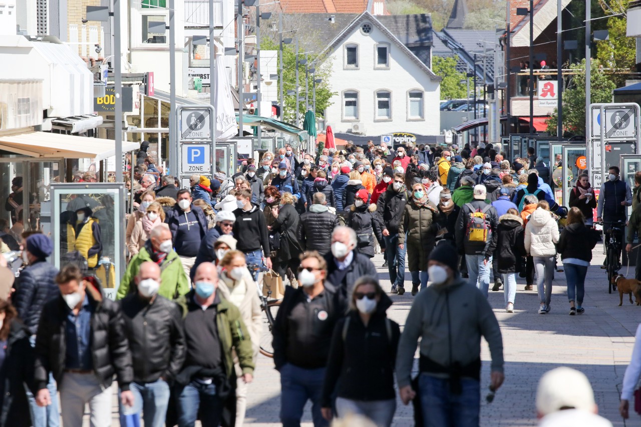 Menschen in den Innenstadt von Westerland. 