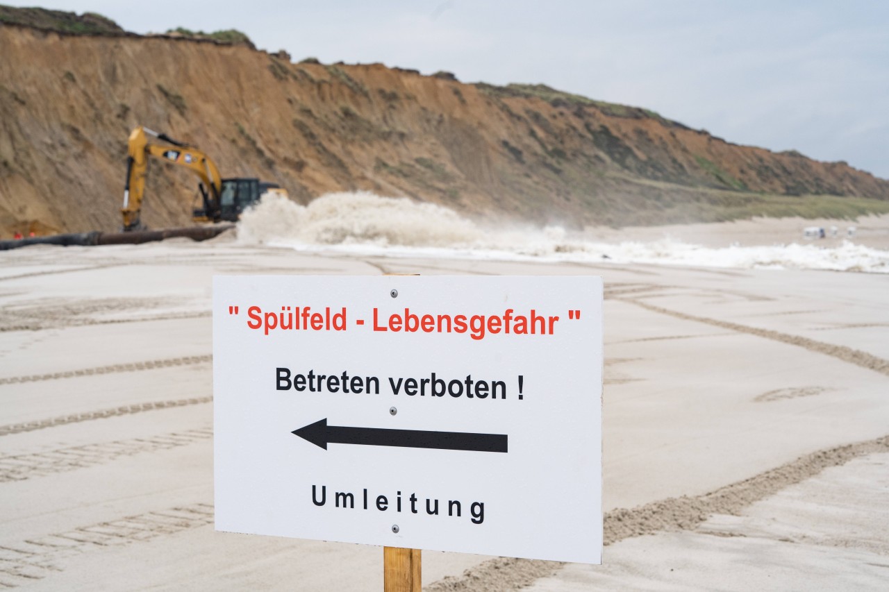 Ein Strandabschnitt auf Sylt wird mit neuem Sand befüllt.