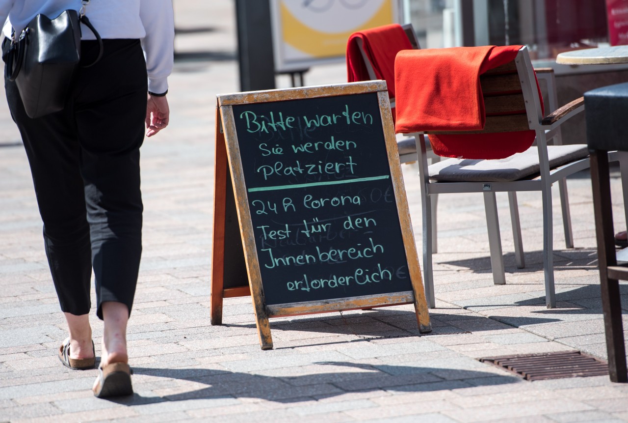 Anders als im Rest von Schleswig-Holstein wird in der Innengastro auf Sylt noch immer ein negativer Test verlangt (Symbolbild). 