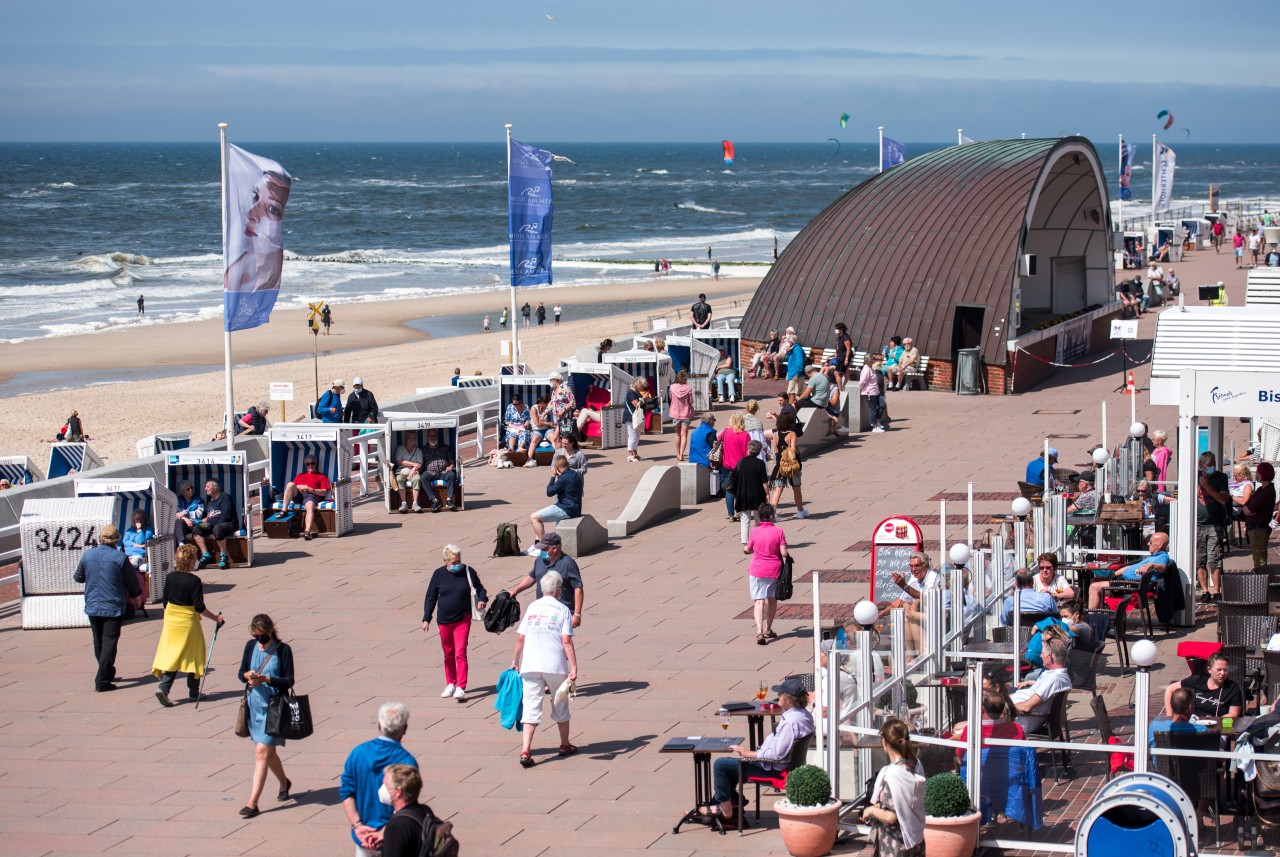 Sylt-Urlauber auf der Promenade in Westerland.