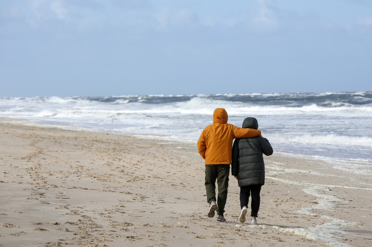 Spaziergänger am Strand von Sylt.