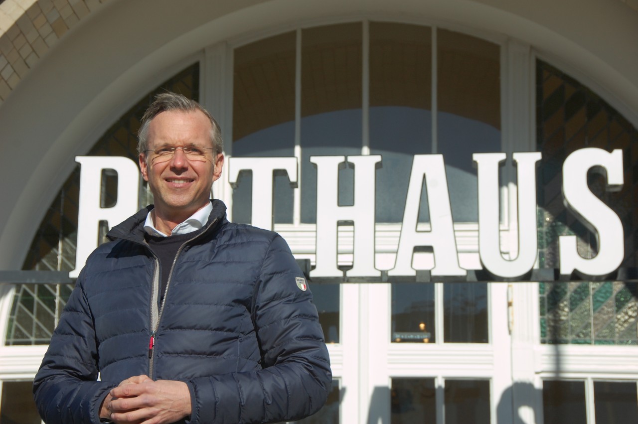 Es gibt Ärger im Rathaus auf Sylt – Bürgermeister Nikolas Häckel steht im Zentrum der Kritik. 