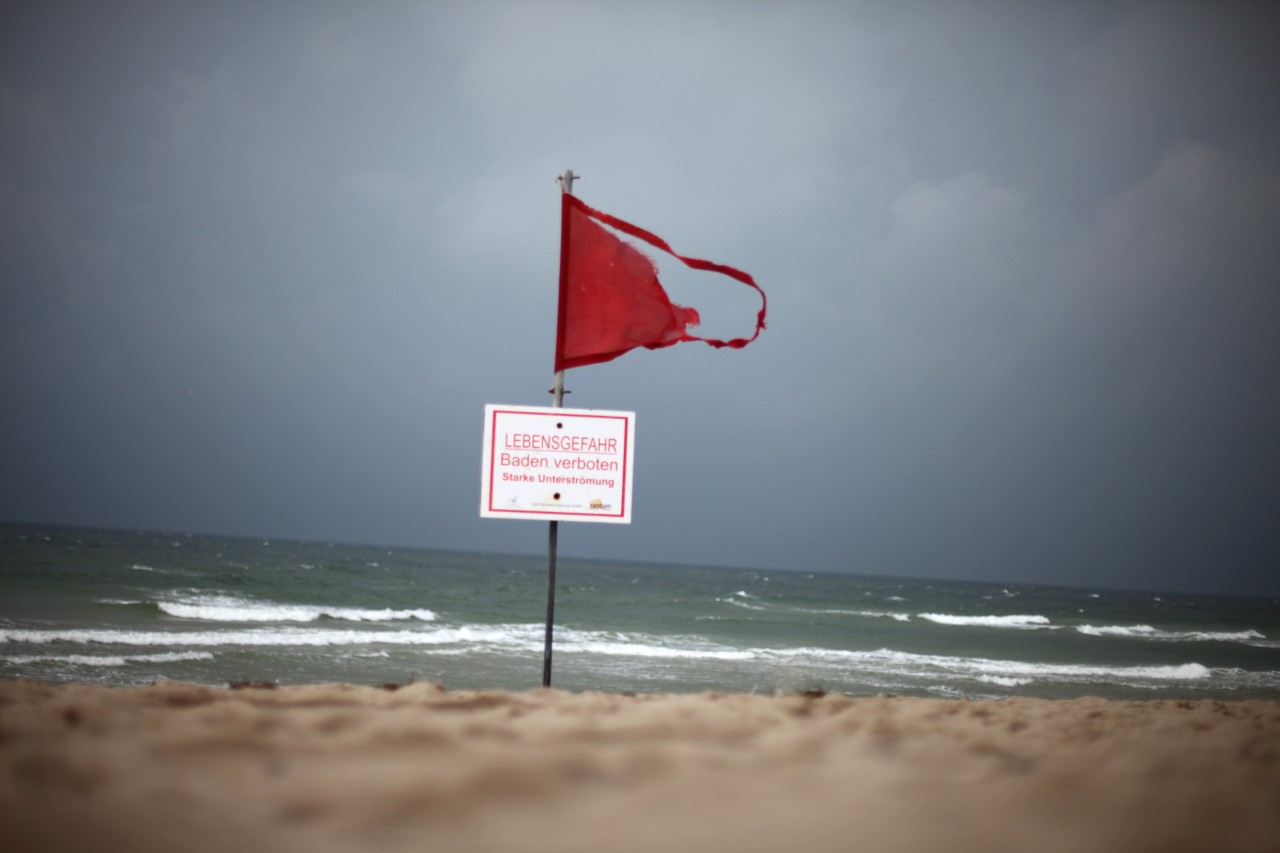 Sylt: Eine rote Flagge bedeutet absolutes Schwimm- und Badeverbot. 