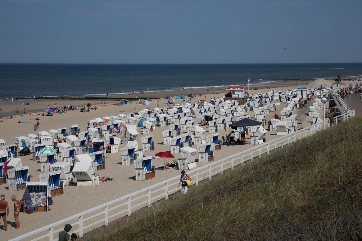 Sylt Strand Hochsaison Urlaub Strandkörbe Abräumen.jpg