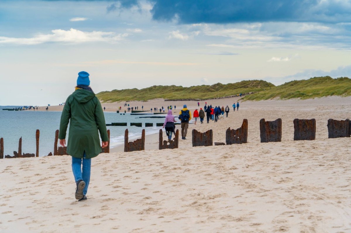 Sylt Strand mit Urlaubern.jpg