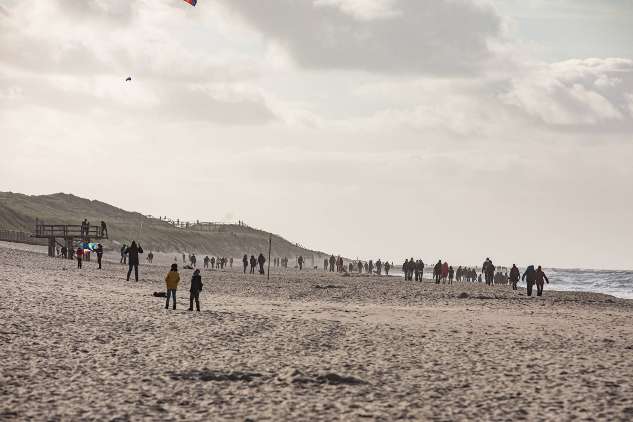Auf Sylt ist man darauf vorbereitet, wenn wieder mehr Menschen am Strand sind. (Symbolbild)