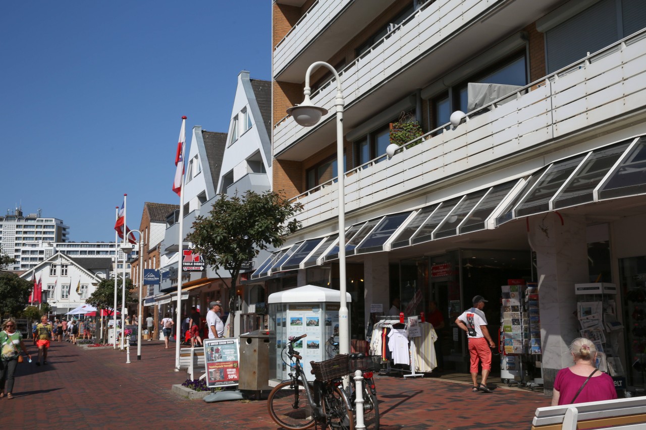 Menschen bei gutem Wetter in Westerland auf Sylt.