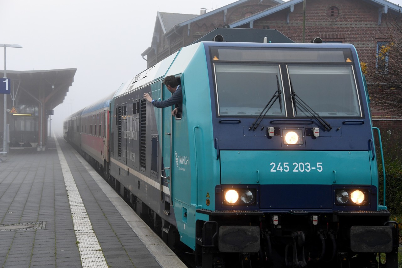 Ein Regionalzug der Sylt-Verbindung im Bahnhof von Niebüll.