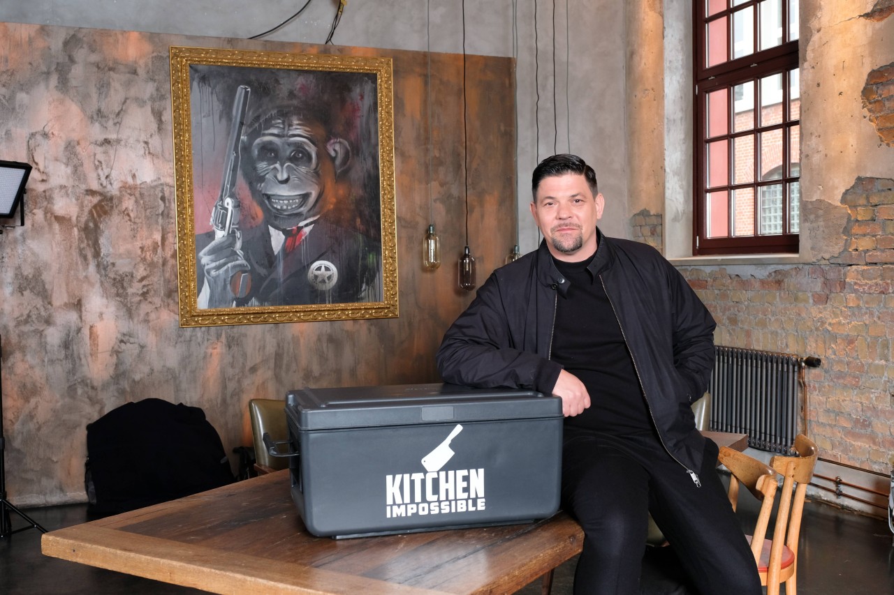 Tim Mälzer bei „Kitchen Impossible“ in seinem Hamburger Restaurant „Bullerei“. 