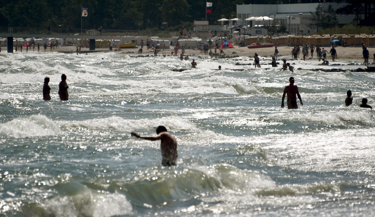 Menschen in der Ostsee vor Timmendorfer Strand.