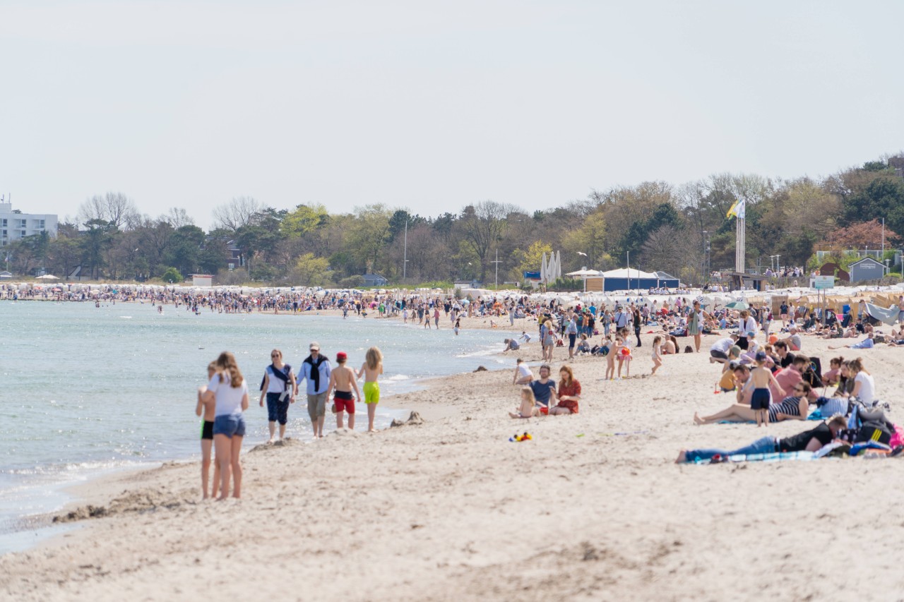 Die Strände der Lübecker Bucht, wie hier in Timmendorfer Strand, sind beliebt bei den Menschen.