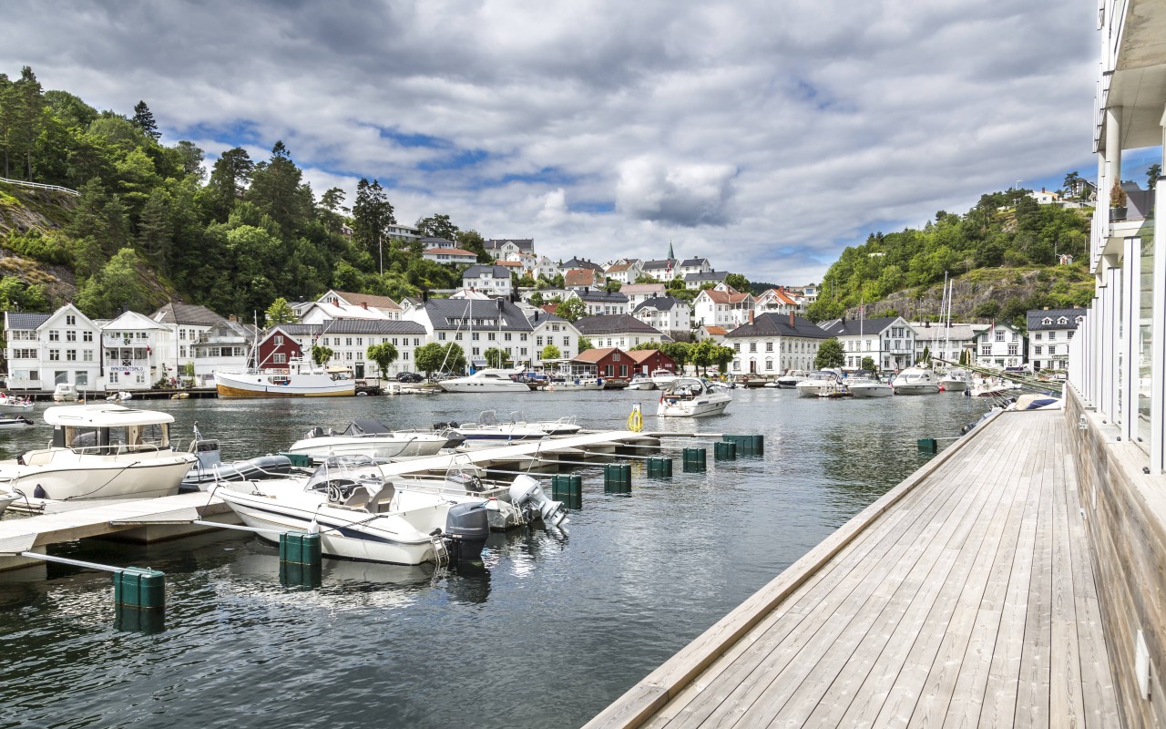 Der Hafen von Tvedestrand in Norwegen