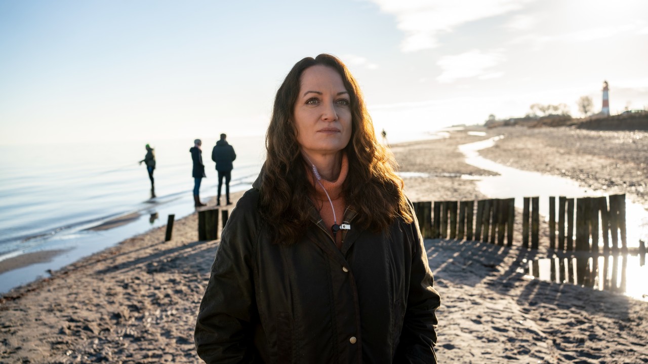 Jana Winter (Natalia Wörner) steht am Strand in dieser Szene der Episode „Mutterseelenallein“ der TV-Krimireihe „Unter anderen Umständen“.