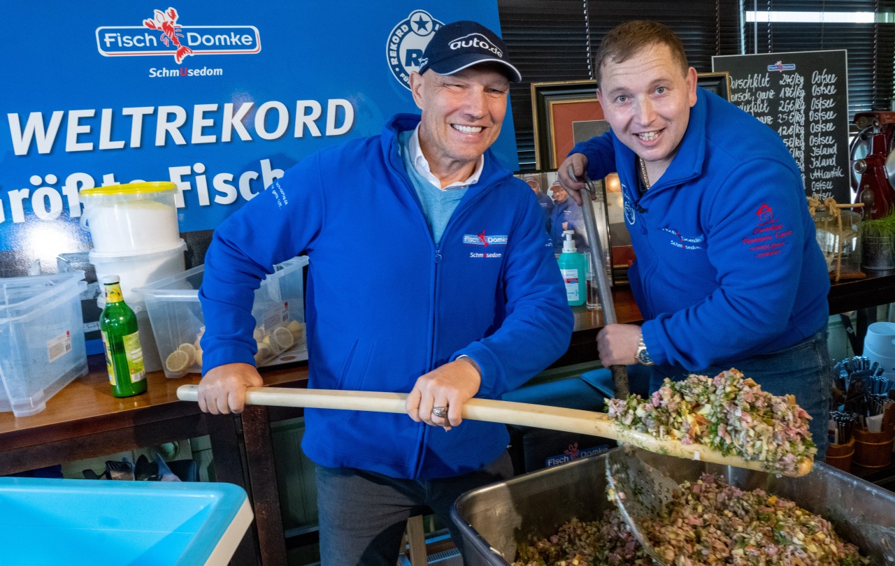 Axel Schulz und André Domke Fischsommelier und Fischhändler stehen an dem weltgrößten Heringssalat auf der Ostseeinsel Usedom.