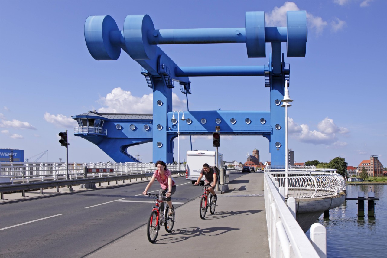 Die Hubbrücke zwischen Wolgast und der Insel Usedom ist bei vielen Menschen beliebt