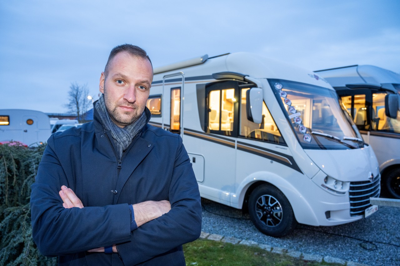 Jan-Uwe Dahnke vom Caravan-Center Dahnke in Stralsund steht vor einem Wohnmobil.