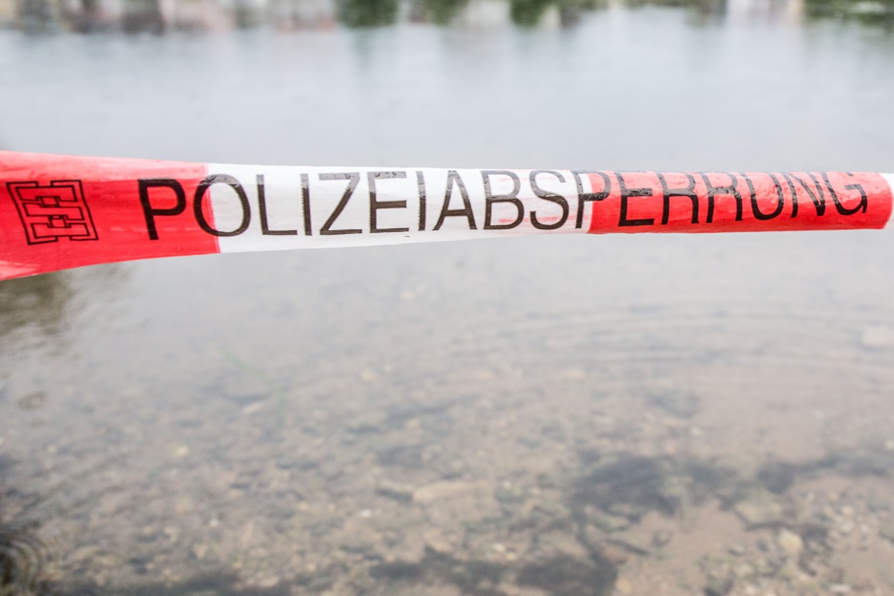 Tragödie in Bremen! Ein Jugendlicher ist beim Schwimmen etrunken. Das Verhalten der Schaulustigen macht jedoch sprachlos. (Symbolbild)