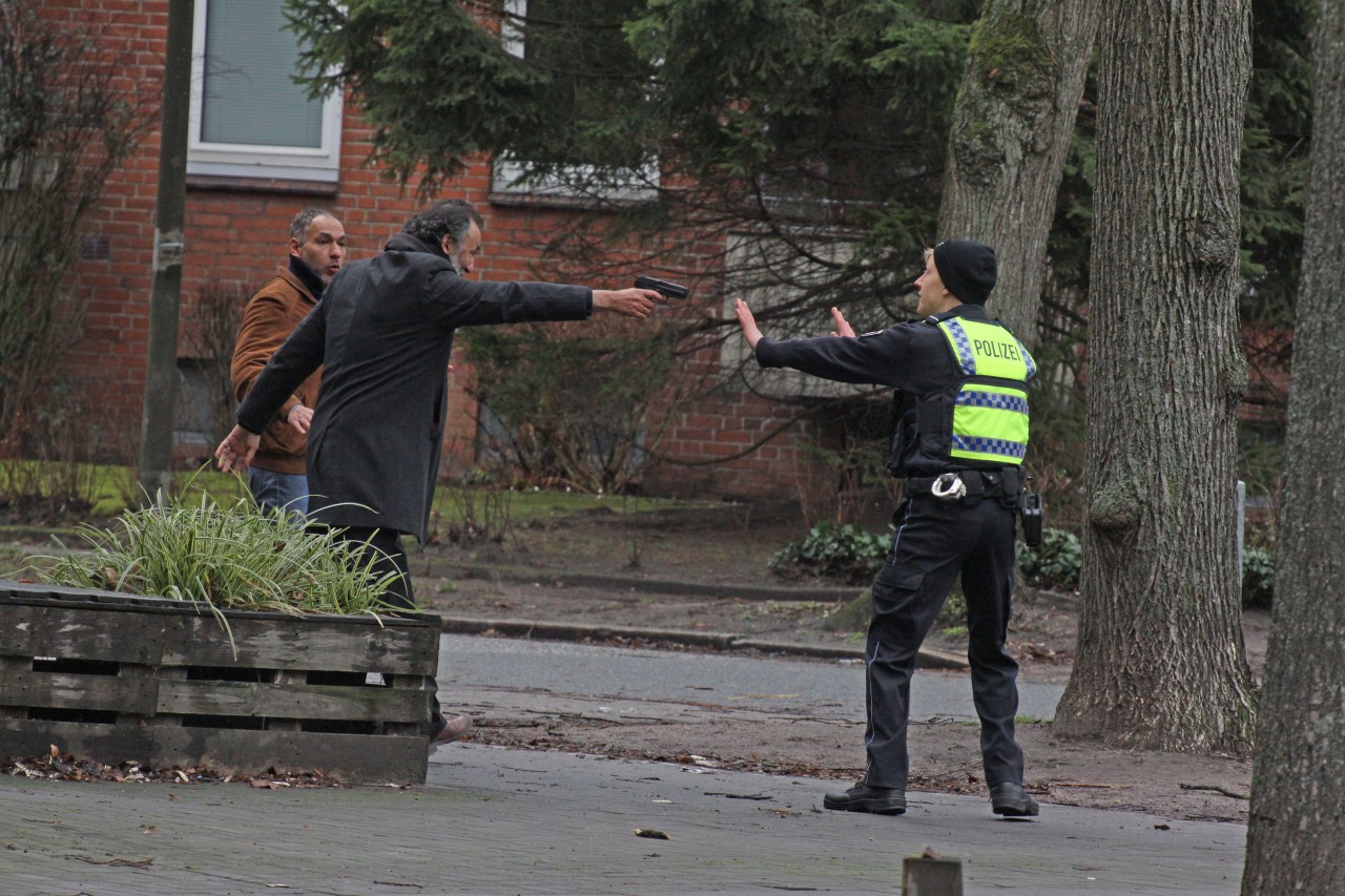 Hamburg: In der Szene entzieht ein Mann einem Polizisten die Dienstwaffe, danach bedroht er den Beamten.  