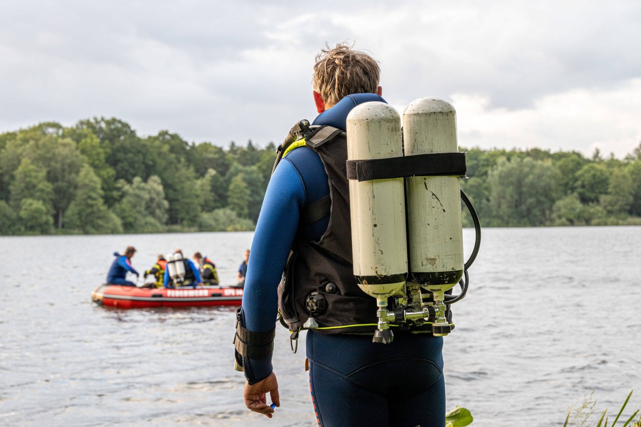 Taucher der Feuerwehr konnten den Jugendlichen aus dem Wasser ziehen. Die Reanimierungsversuche blieben jedoch erfolglos. (Symbolbild)