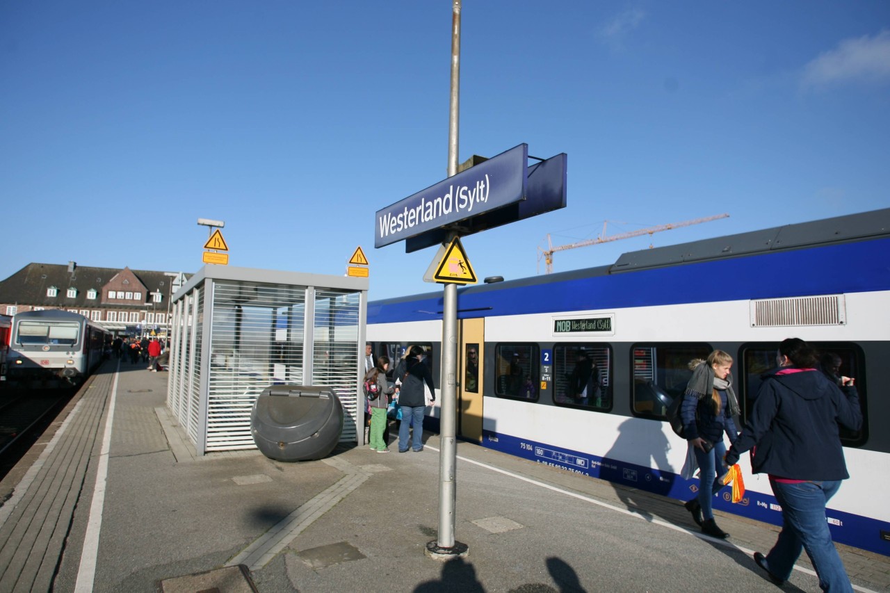 Ortsschild von Westerland auf Sylt am Bahnhof
