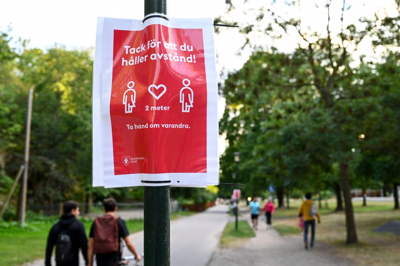 Ein Schild in einem Park in Stockholm weist auf die Abstandsregeln hin.