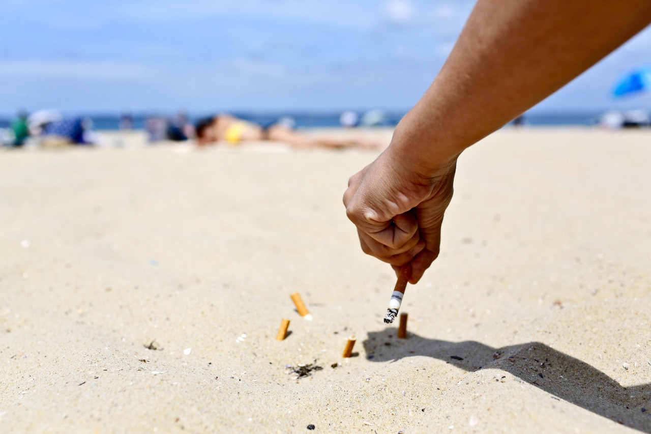 Zigarettenstummel verursachen am Strand besonders viel Müll.