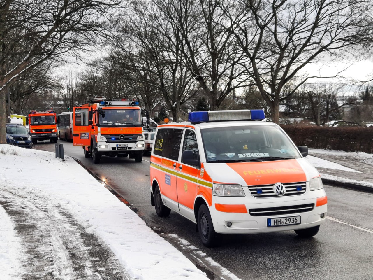 Zahlreiche Einsatzfahrzeuge waren vor Ort. 